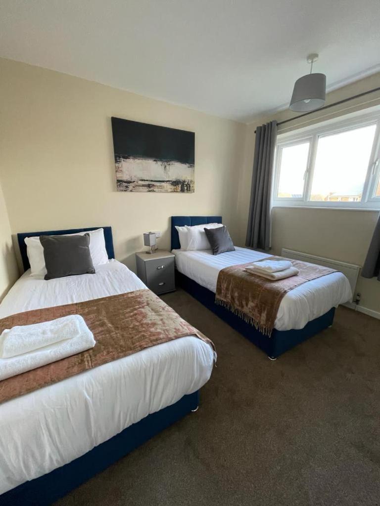 Stunning 3 Bedrooms House With Garden And Free Parking Barnsley Bagian luar foto