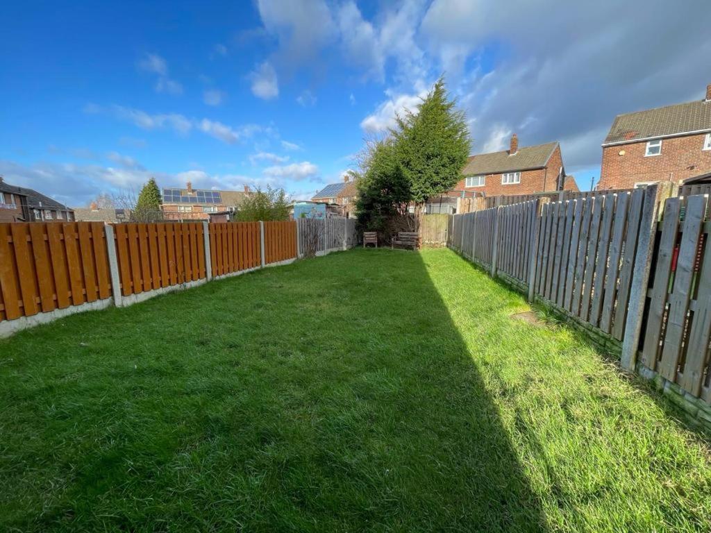 Stunning 3 Bedrooms House With Garden And Free Parking Barnsley Bagian luar foto