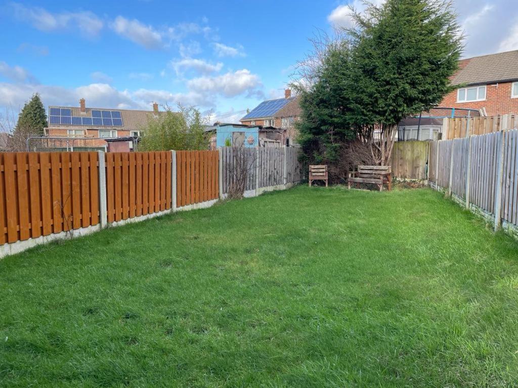 Stunning 3 Bedrooms House With Garden And Free Parking Barnsley Bagian luar foto