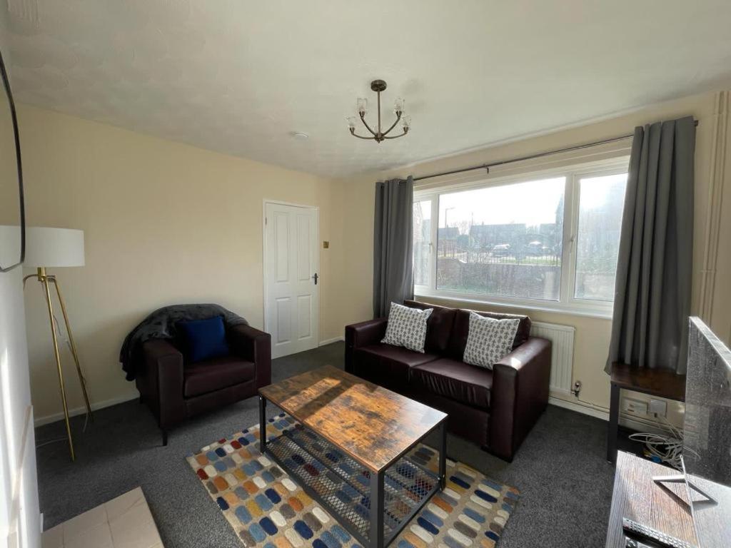 Stunning 3 Bedrooms House With Garden And Free Parking Barnsley Bagian luar foto