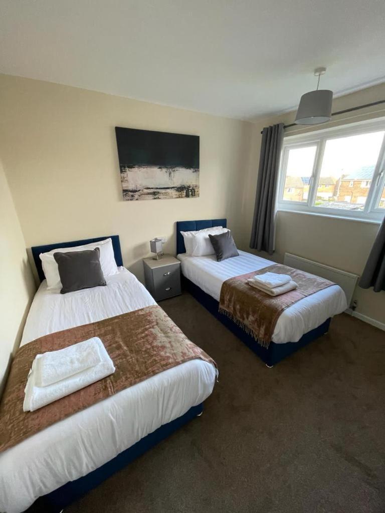 Stunning 3 Bedrooms House With Garden And Free Parking Barnsley Bagian luar foto